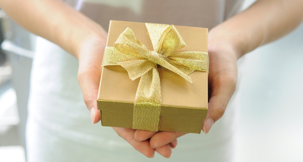 How to Give a Proper Gift to a Host